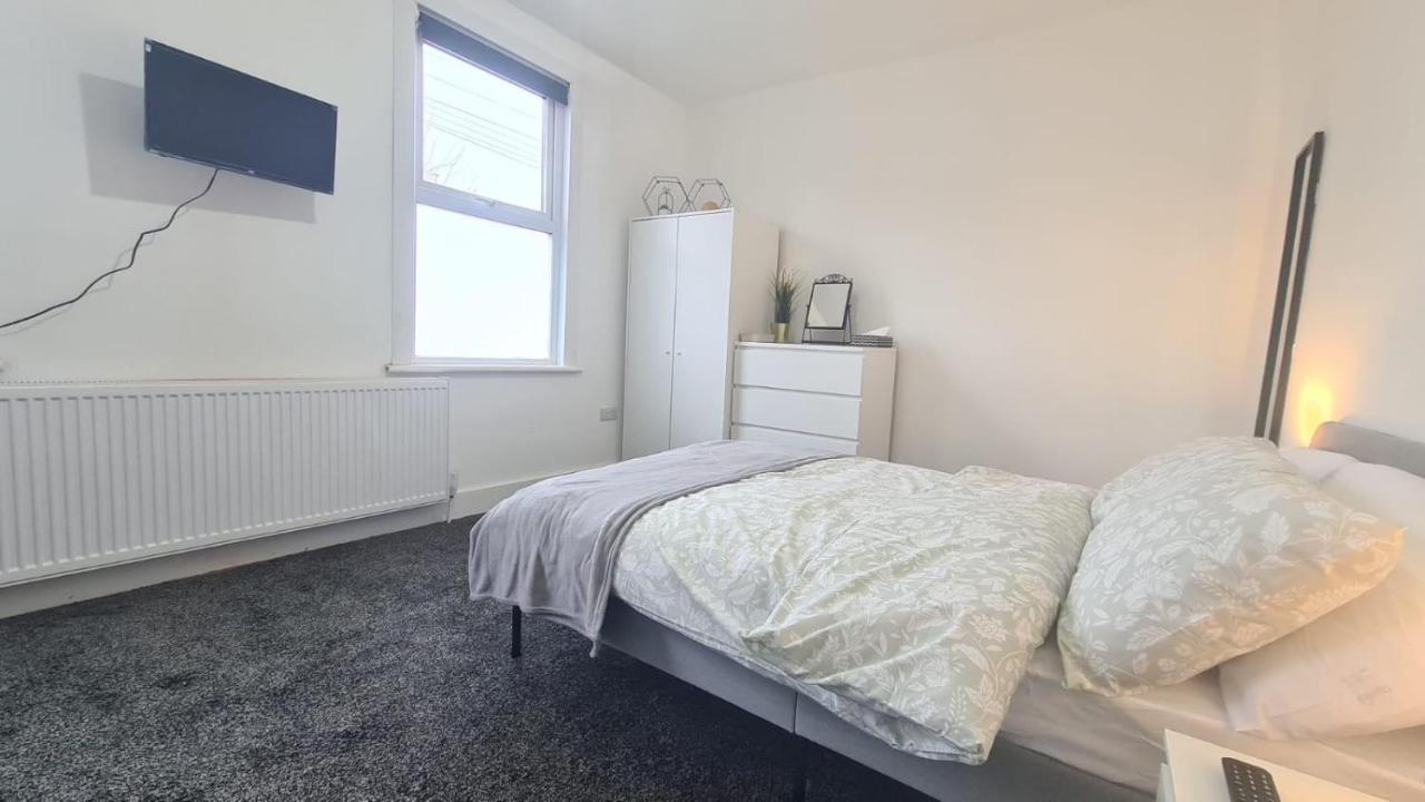 Spacious Private Room In Manor Park Лондон Экстерьер фото