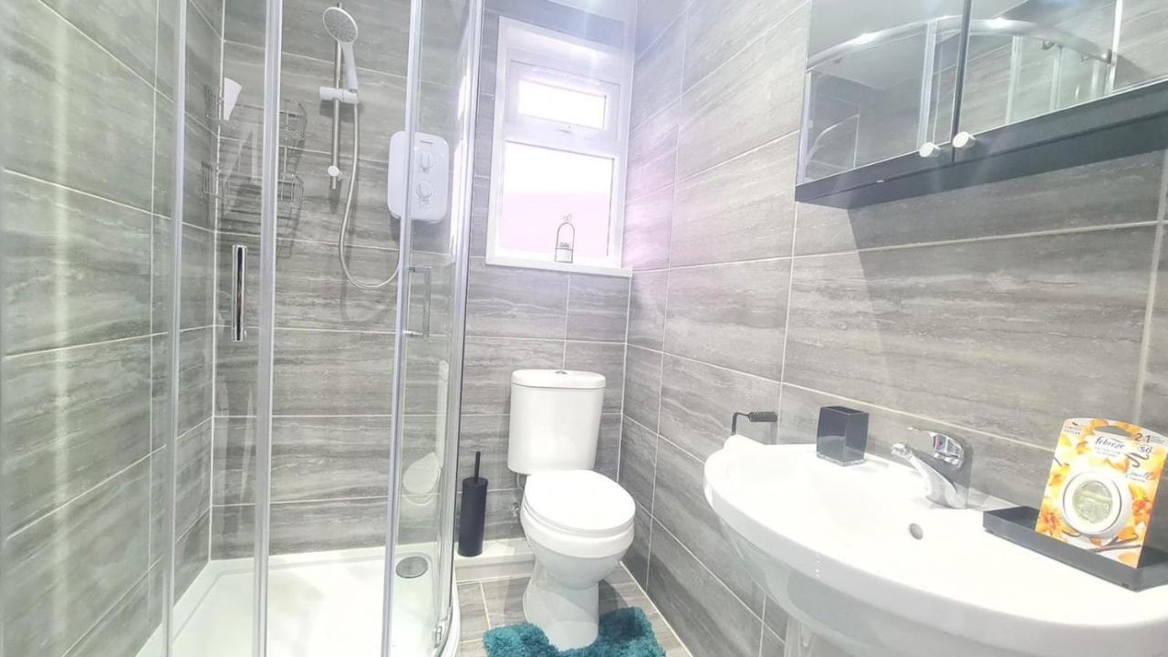 Spacious Private Room In Manor Park Лондон Экстерьер фото
